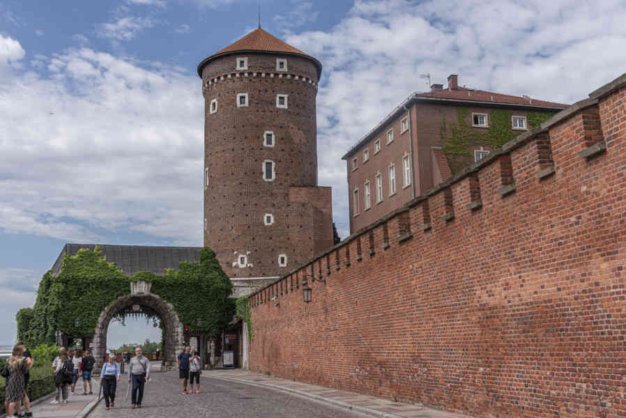 Polonia - Cracovia 047 - colina de Wawel - castillo de Wawel.jpg